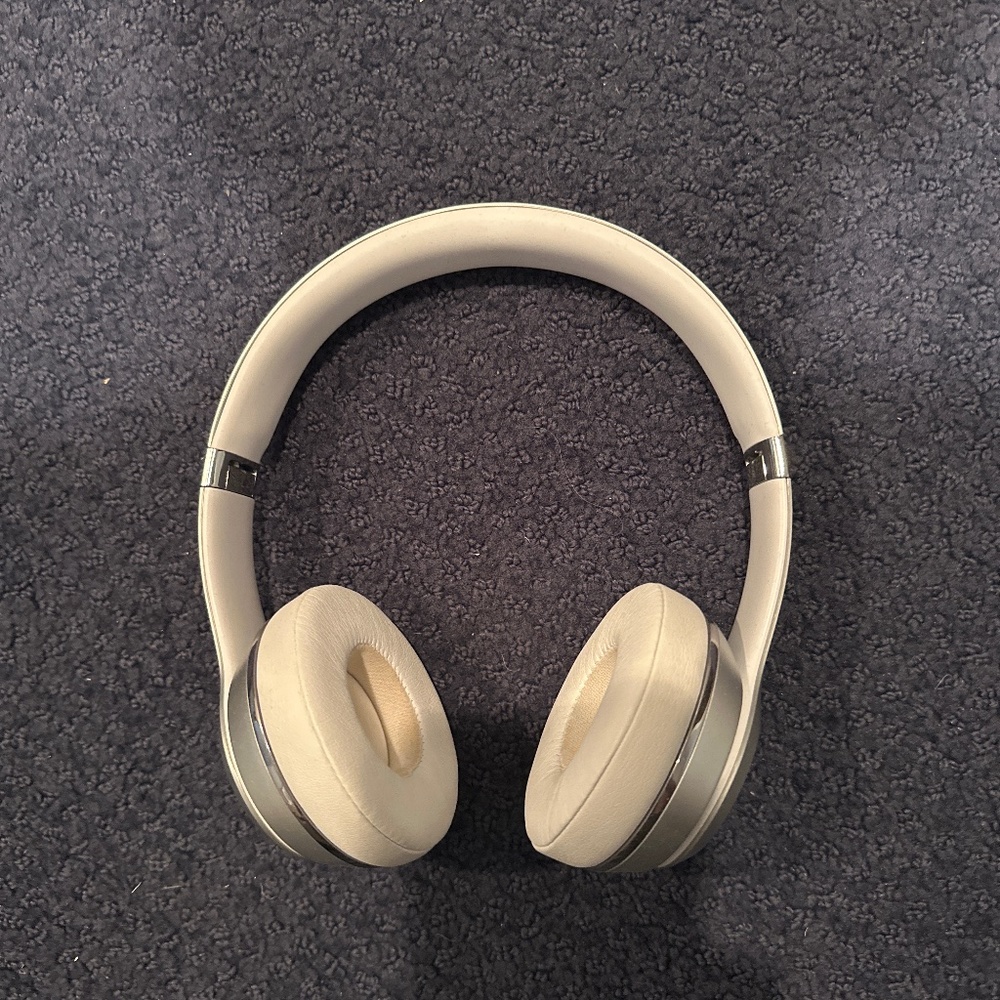 Beats headphones, solo pro